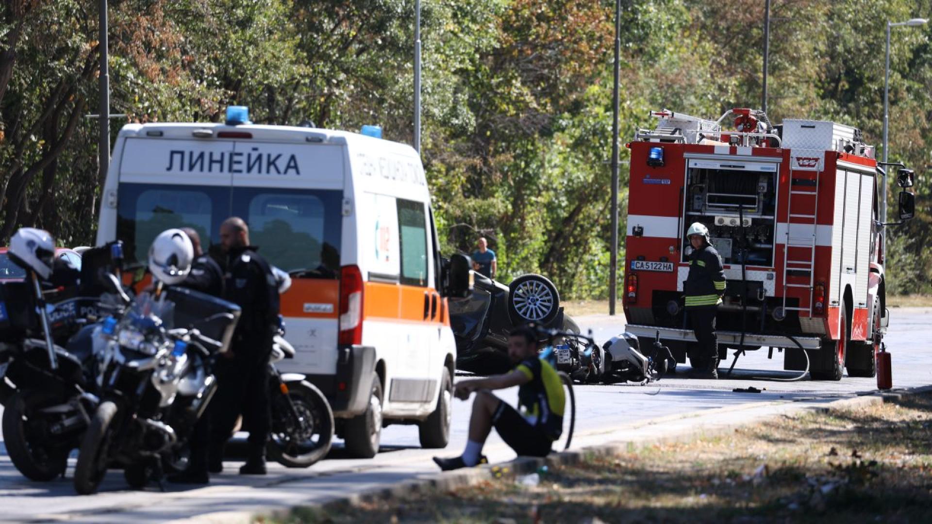 Locul unui accident rutier — ambulanță, autospecială de pompieri și poliție