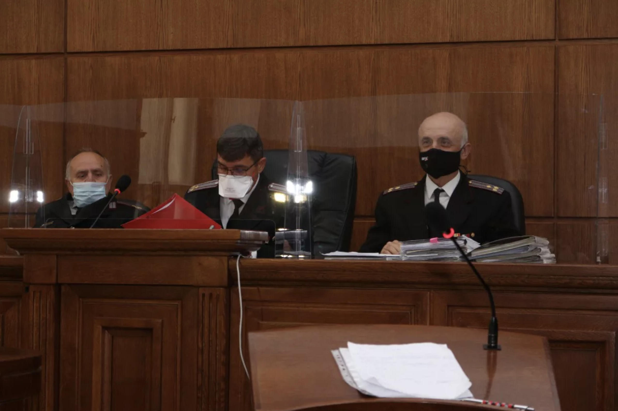 Instanță militară — judecători și procuror în ședință